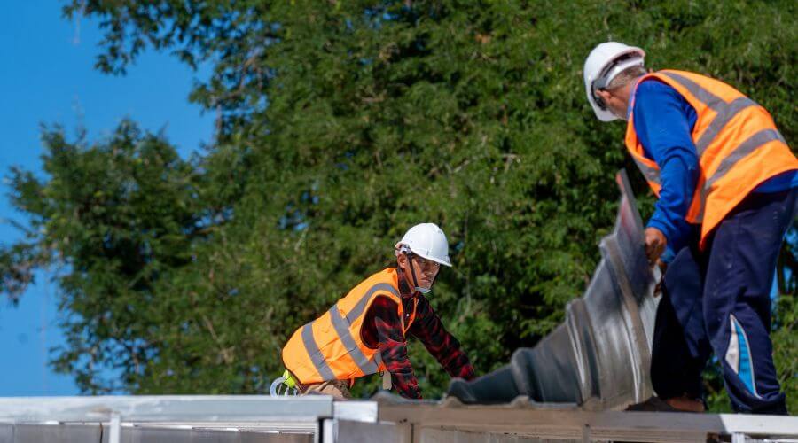 Professional gutter cleaning in Kapaau, HI